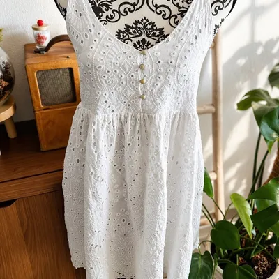Robe blanche brodée style bohème – parfaite pour l’été 🍒